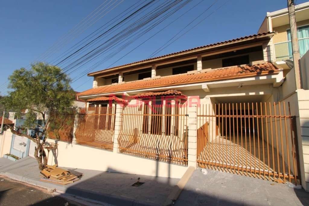 Casa à venda em Almirante Tamandaré-PR: 3 quartos, 2 suítes, 3 salas, 4 banheiros, 3 vagas de garagem, 280m². Imperdível!